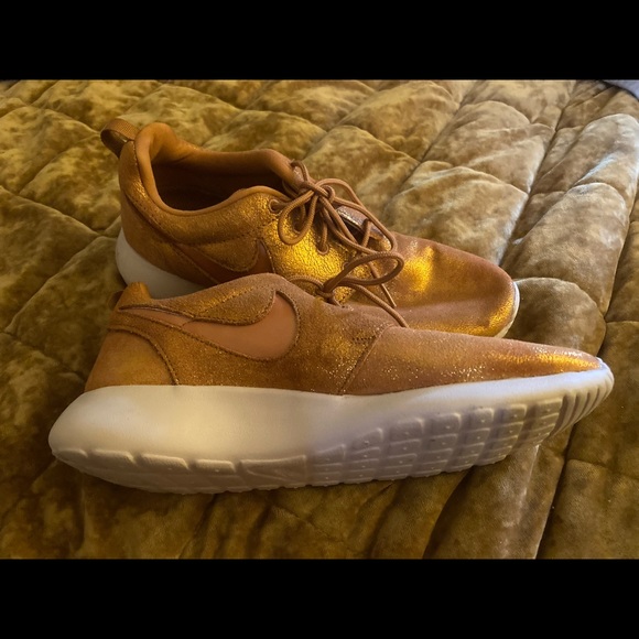 Womens size 8 bronze Nike - Picture 2 of 6